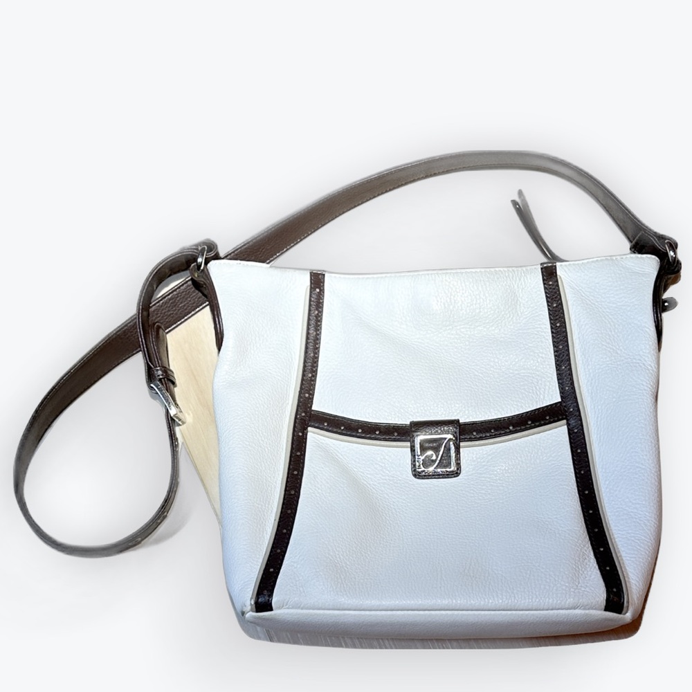 Clean Girl Summer Classic Unpretentious White Pebbled Leather Stone Mountain Bag